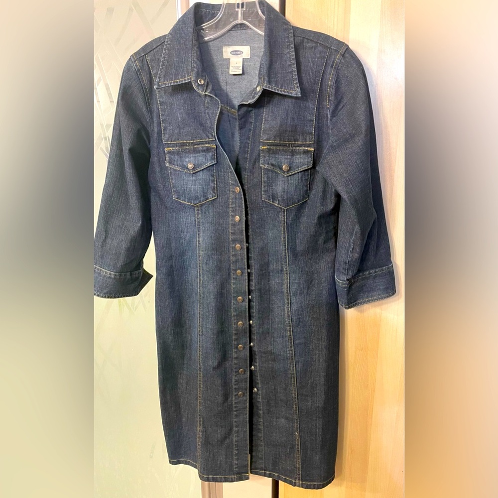 Size 6 button down Jean dress. Good condition!